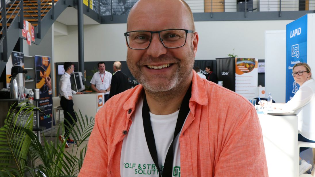 Bastian Strauß, Geschäftsführer der Wolf & Strauß GmbH: Er präsentierte die Plattform Lizard, die Prüfprozesse und die Verwaltung von Betriebsmitteln mithilfe von KI automatisiert.